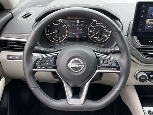 Used 2024 Nissan Altima 2.5 SL FWD image 12