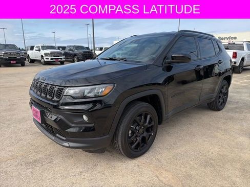 Used 2025 Jeep Compass Latitude image 3