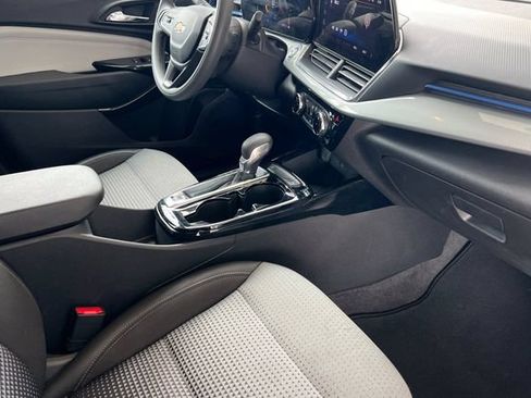 Used 2025 Chevrolet Trax LT FWD image 19