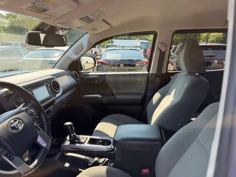 Used 2018 Toyota Tacoma SR5 AWD/4WD image 9
