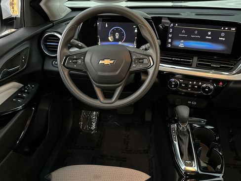 Used 2025 Chevrolet Trax LT image 32
