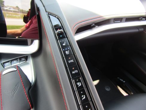 Used 2025 Chevrolet Corvette Stingray Premium Cpe w/ Z51 Performance Package RWD image 17