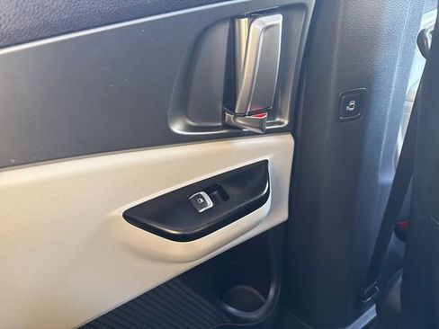 Used 2024 Kia Carnival LX image 40