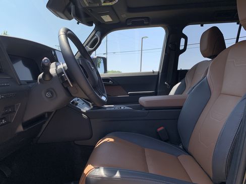 Used 2025 Lexus GX 550 AWD/4WD image 16