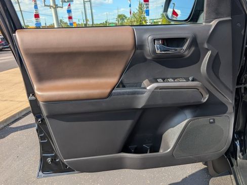 Used 2022 Toyota Tacoma Limited image 9