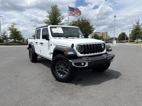 Used 2025 Jeep Gladiator Sport AWD/4WD image 2