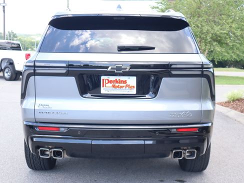Used 2025 Chevrolet Traverse High Country FWD image 8