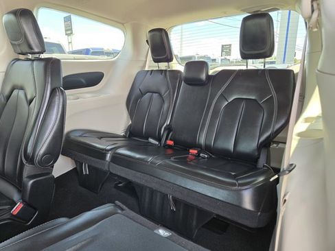 Used 2023 Chrysler Pacifica Touring-L FWD image 38