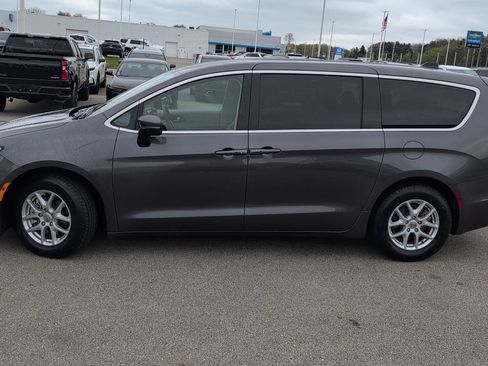 Used 2023 Chrysler Pacifica Touring-L FWD image 2
