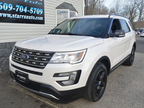 Used 2017 Ford Explorer XLT image 1