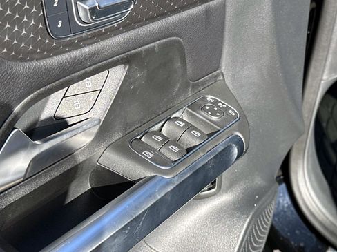 Used 2025 Mercedes-Benz GLB 250 image 19