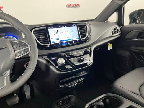 New 2026 Chrysler Voyager LX image 17