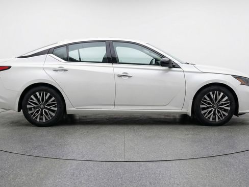 Used 2025 Nissan Altima 2.5 SV FWD image 11