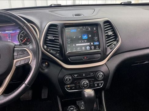 Used 2014 Jeep Cherokee Limited w/ Luxury Group AWD/4WD image 6