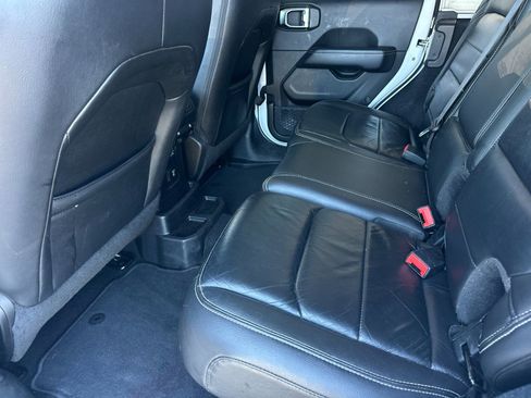 Used 2018 Jeep Wrangler Unlimited Sahara AWD/4WD image 11