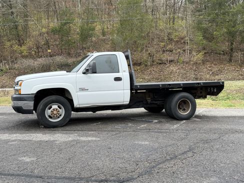 Used 2005 Chevrolet Silverado 3500 LS w/ Heavy-Duty Power Package image 2