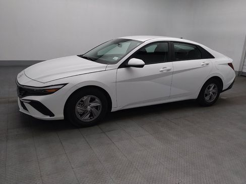 Used 2025 Hyundai Elantra SE FWD image 2