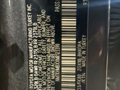 Used 2021 Toyota C-HR XLE image 3