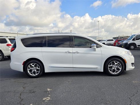 Used 2017 Chrysler Pacifica Limited FWD image 7