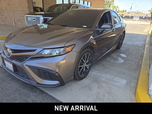 Used 2022 Toyota Camry SE w/ Carpet Mat Package (TMS) FWD image 1