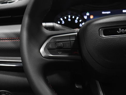 Used 2025 Jeep Compass Trailhawk AWD/4WD image 11
