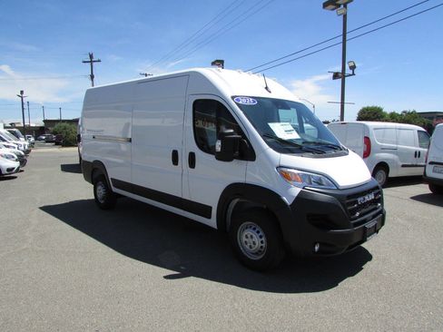 Used 2025 RAM ProMaster 2500 w/ Convenience Group image 2