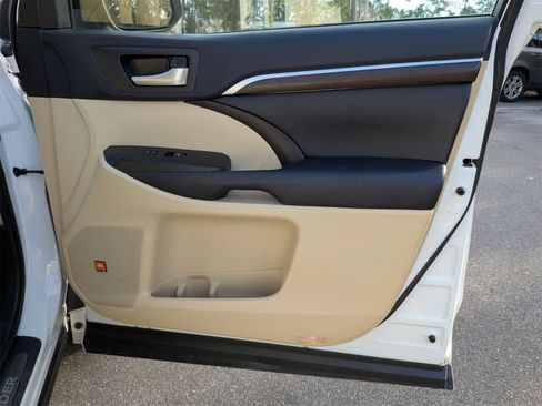 Used 2016 Toyota Highlander Limited image 37