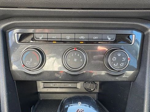 Used 2024 Volkswagen Tiguan SE image 19