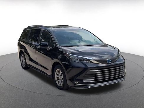 Used 2025 Toyota Sienna XLE FWD image 3