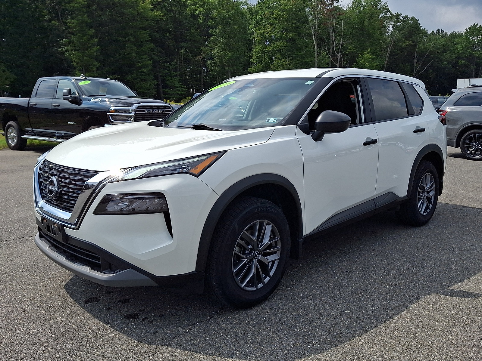 Used 2023 Nissan Rogue S AWD/4WD image 3