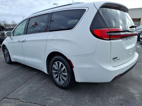 Used 2021 Chrysler Pacifica Touring-L image 8