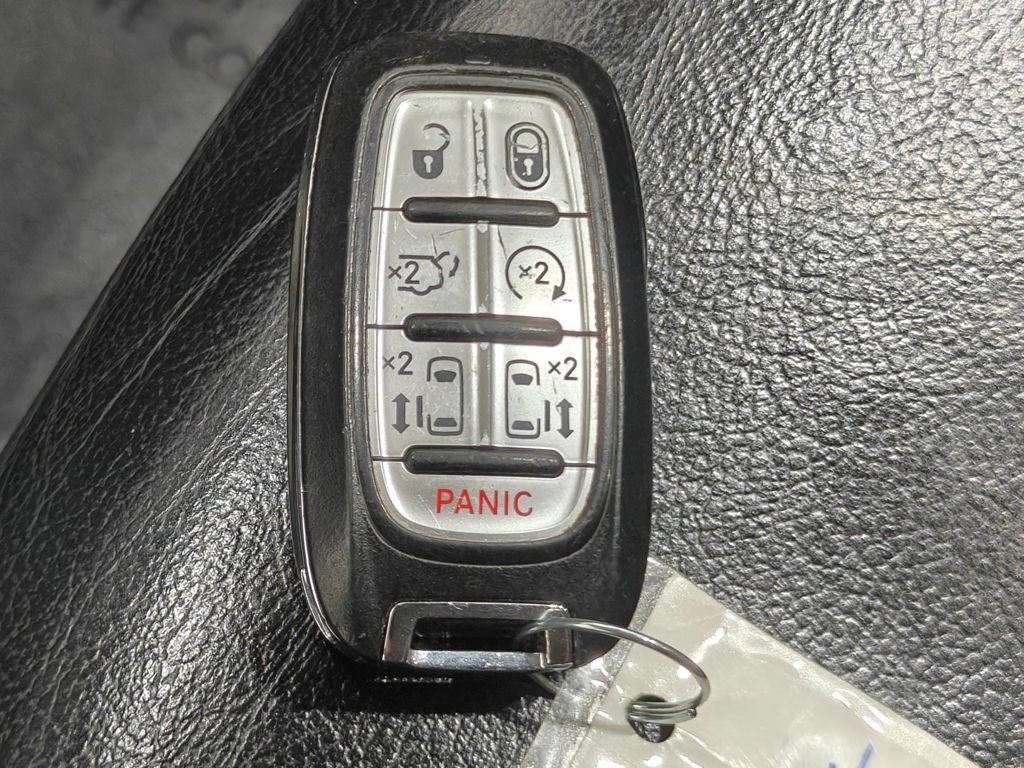 Used 2017 Chrysler Pacifica Touring-L FWD image 12