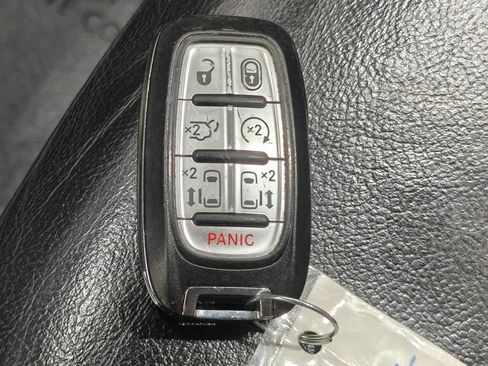 Used 2017 Chrysler Pacifica Touring-L FWD image 12