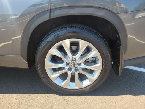 Certified 2025 Toyota Highlander Limited AWD/4WD image 10