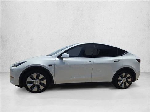 Used 2024 Tesla Model Y 2WD image 9