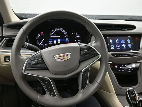 Used 2018 Cadillac XT5 Luxury w/ Driver Awareness Package image 18