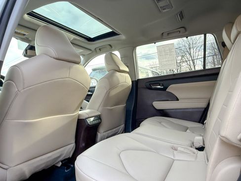 Used 2022 Toyota Highlander XLE image 34
