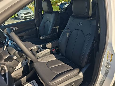 New 2026 Chrysler Pacifica Select w/ S Appearance Package image 15