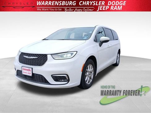 Used 2023 Chrysler Pacifica Touring-L image 8