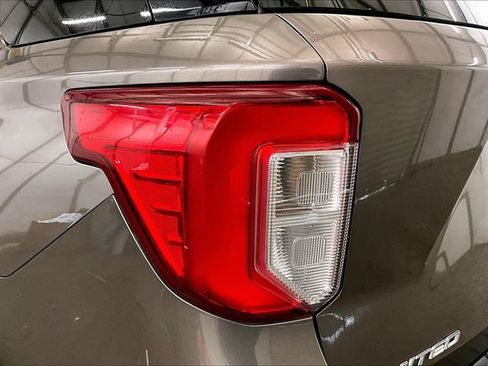Used 2021 Ford Explorer Limited w/ Equipment Group 301A AWD/4WD image 30