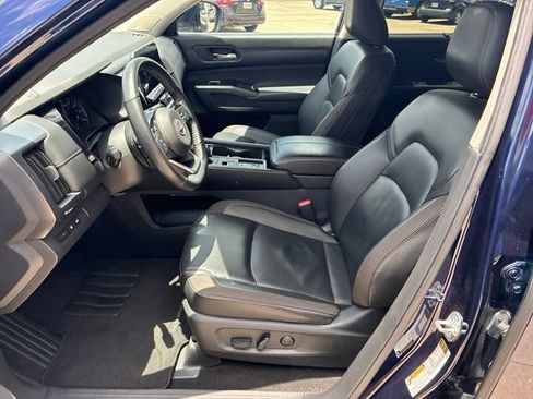 Used 2024 Nissan Pathfinder SL w/ SL Premium Package FWD image 17