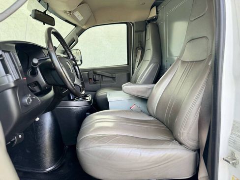 Used 2017 Chevrolet Express 3500 Extended RWD image 8