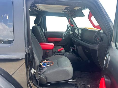 Used 2024 Jeep Wrangler Rubicon w/ Convenience Group AWD/4WD image 10