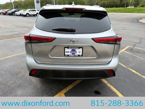 Used 2023 Toyota Highlander XLE AWD/4WD image 7