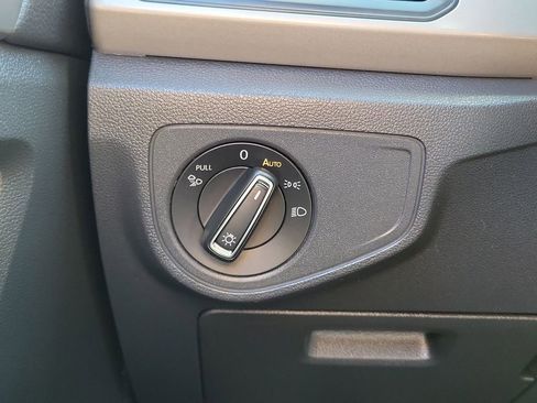 Used 2020 Volkswagen Atlas Cross Sport SE w/ Panoramic Sunroof Package image 17