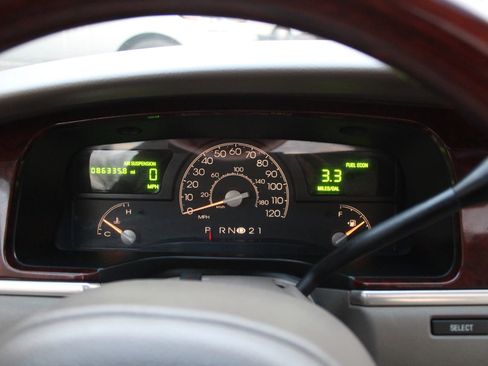 Used 2003 Lincoln Town Car Signature image 11