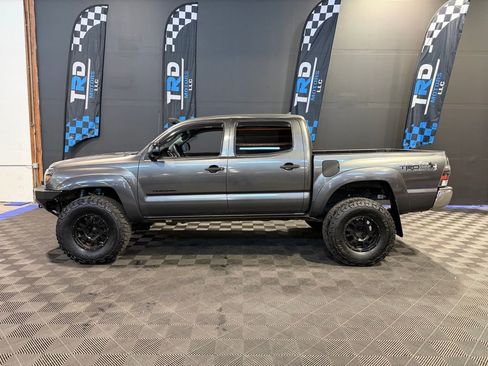 Used 2015 Toyota Tacoma 4x4 Double Cab w/ TRD Off-Road Package image 2