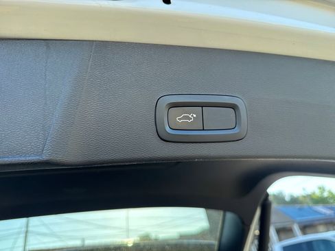 Used 2020 Volvo XC40 T5 Momentum image 26