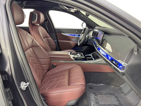 Used 2025 BMW 740i w/ Premium Package image 17