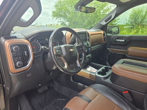 Used 2019 Chevrolet Silverado 1500 High Country w/ Technology Package AWD/4WD image 11